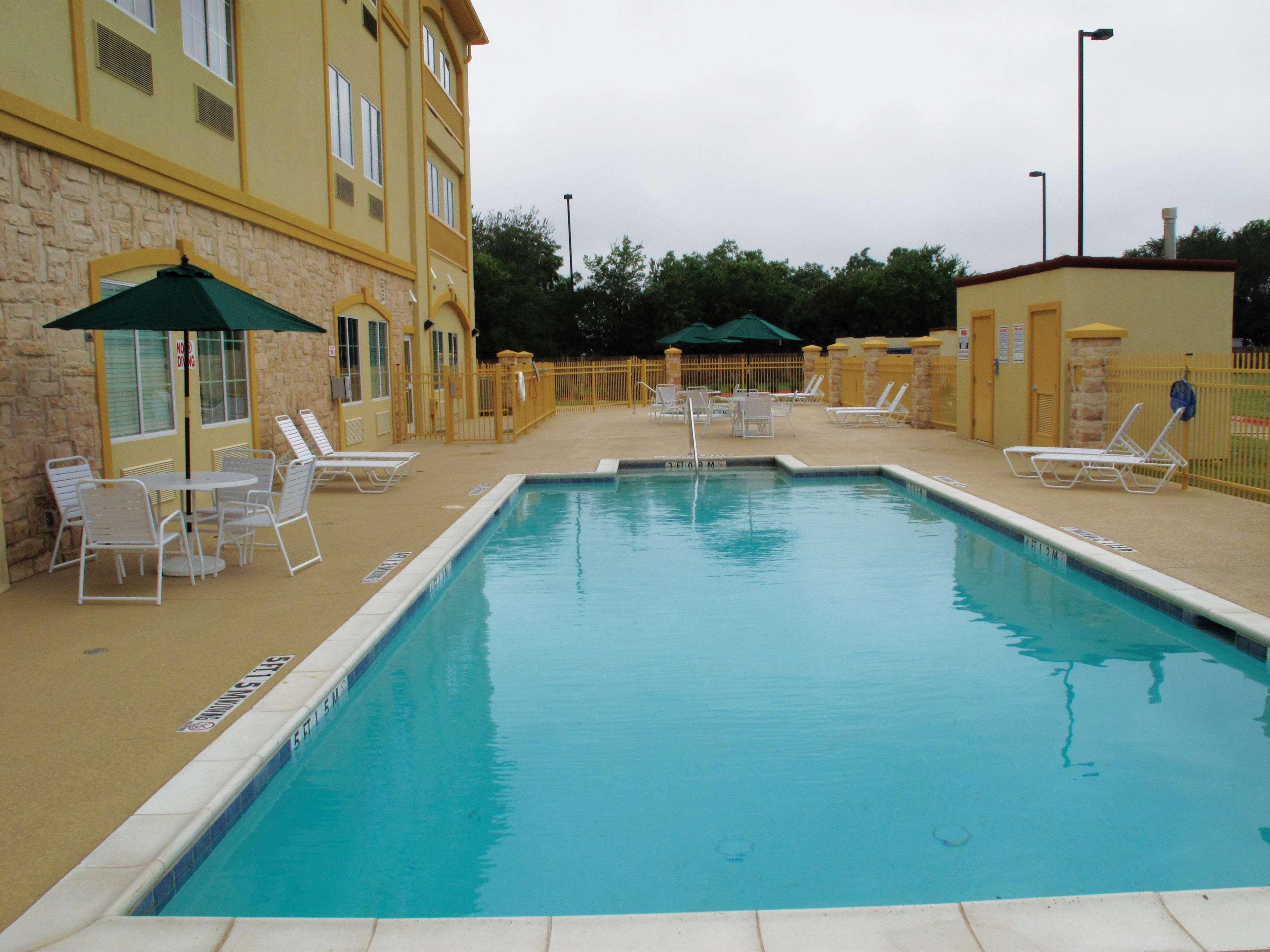 La Quinta By Wyndham Ennis Hotel Buitenkant foto