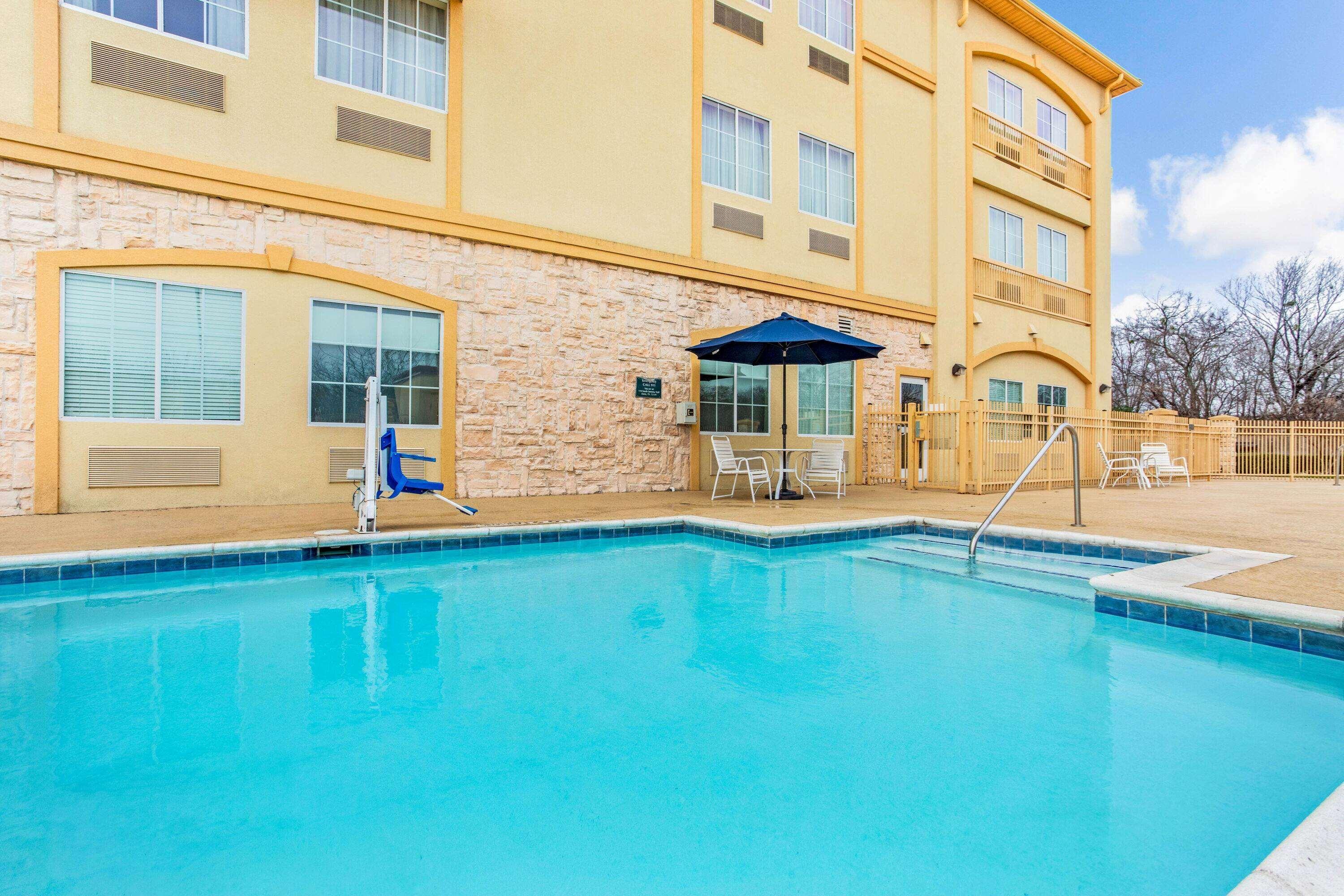 La Quinta By Wyndham Ennis Hotel Buitenkant foto